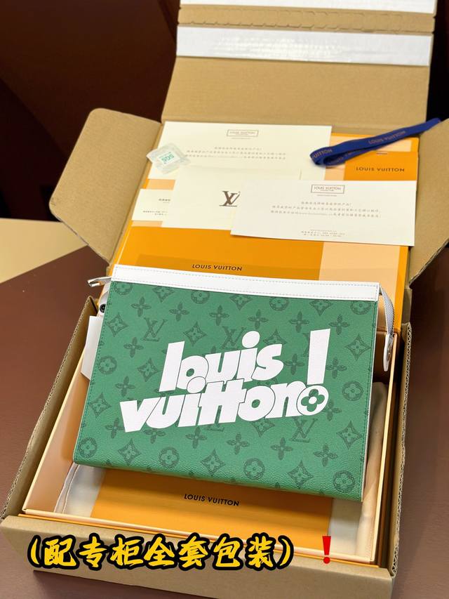 出厂价 升级版本m80803绿色 Virgil Abloh 于 -22 秋冬系列重塑 Pochette Voyage 中号手拿包,以复古 Monogram 帆布 出厂价 升级版本m80803绿色 Virgil Abloh 于 -22 秋冬系列重塑 Pochette Voyage 中号手拿包,以复古 Monogram 帆布