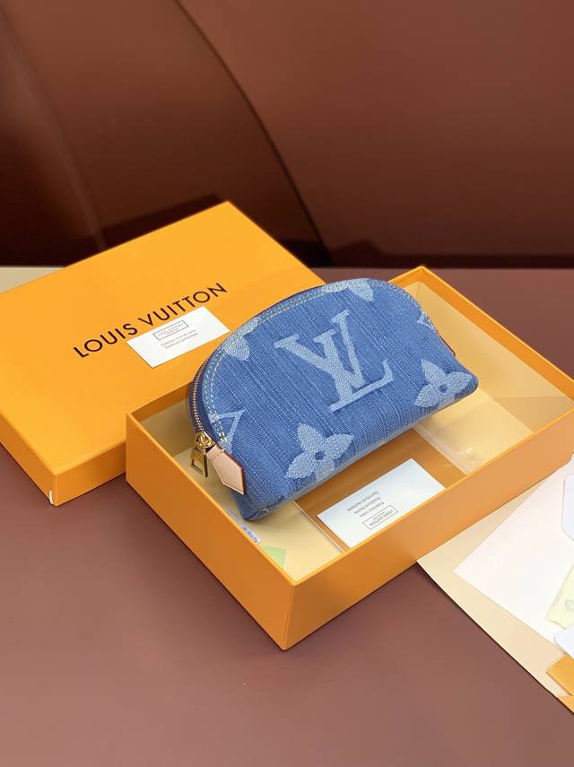 出厂价 对版!M24316 蓝色牛仔!本款pochette Cosmétique化妆包以monogram Denim面料裁出新潮闲适构型。时髦褪色牛仔色调浸染认 出厂价 对版!M24316 蓝色牛仔!本款pochette Cosmétique化妆包以monogram Denim面料裁出新潮闲适构型。时髦褪色牛仔色调浸染认