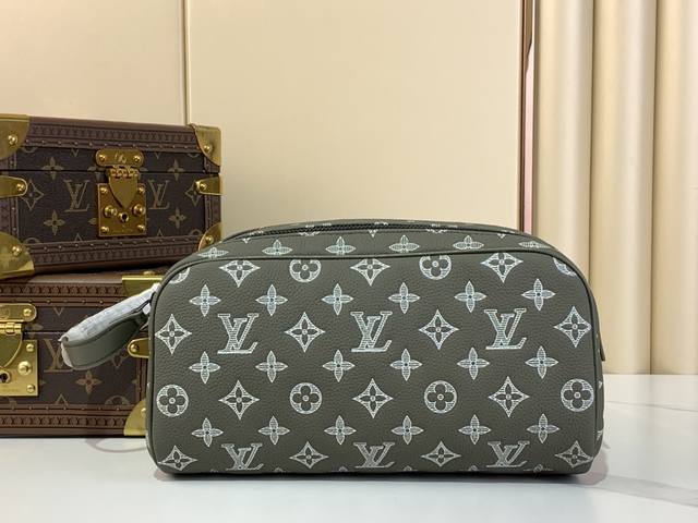 出厂价 Dopp Kit 盥洗化妆手袋 M44494 12651 灰绿色 条纹压花 這款dopp Kit男士梳洗包以monogram Shadow牛皮演繹經典款