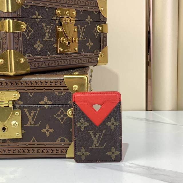 出厂价 磁吸式手机卡夹 M13185 12602 老花 红色 本款磁吸式卡夹取材 Monogram Macassar 帆布，以明丽皮革内衬和 V 型卡片夹层释放