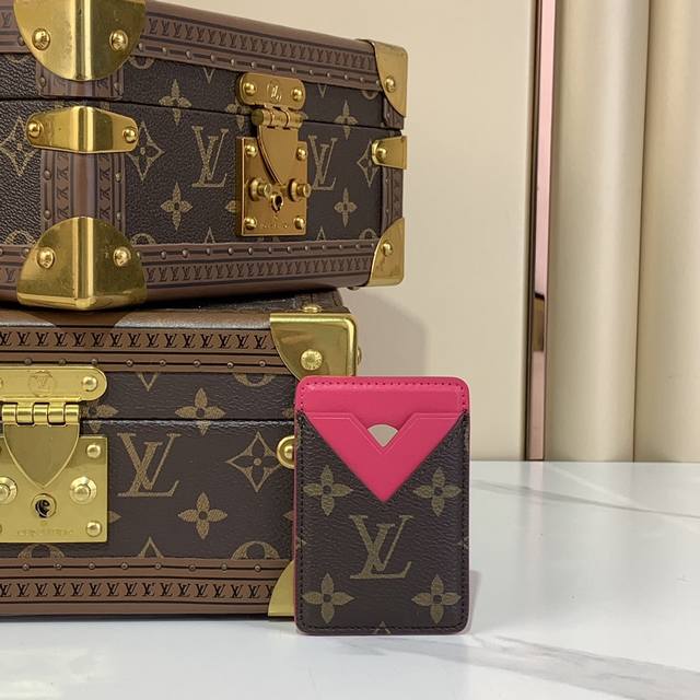 出厂价 磁吸式手机卡夹 M13185 12602 老花 玫红色 本款磁吸式卡夹取材 Monogram Macassar 帆布，以明丽皮革内衬和 V 型卡片夹层释