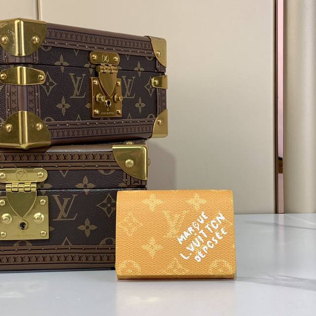 出厂价 Envelope 名片夹 M12664 黄花 丝印 本款名片夹以 Monogram Heritage 帆布构筑纤薄轮廓,可轻松置入口袋或手袋。翻盖通过隐 出厂价 Envelope 名片夹 M12664 黄花 丝印 本款名片夹以 Monogram Heritage 帆布构筑纤薄轮廓,可轻松置入口袋或手袋。翻盖通过隐