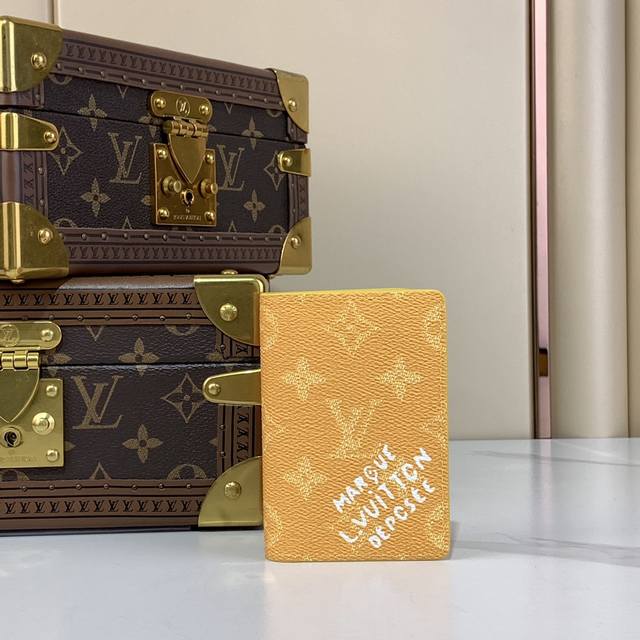 出厂价 口袋钱夹 M12658 绿花 丝印 M12659 黄花 丝印 本款口袋钱夹选用 Monogram Heritage 涂层帆布,其上融入 Damier 格 出厂价 口袋钱夹 M12658 绿花 丝印 M12659 黄花 丝印 本款口袋钱夹选用 Monogram Heritage 涂层帆布,其上融入 Damier 格