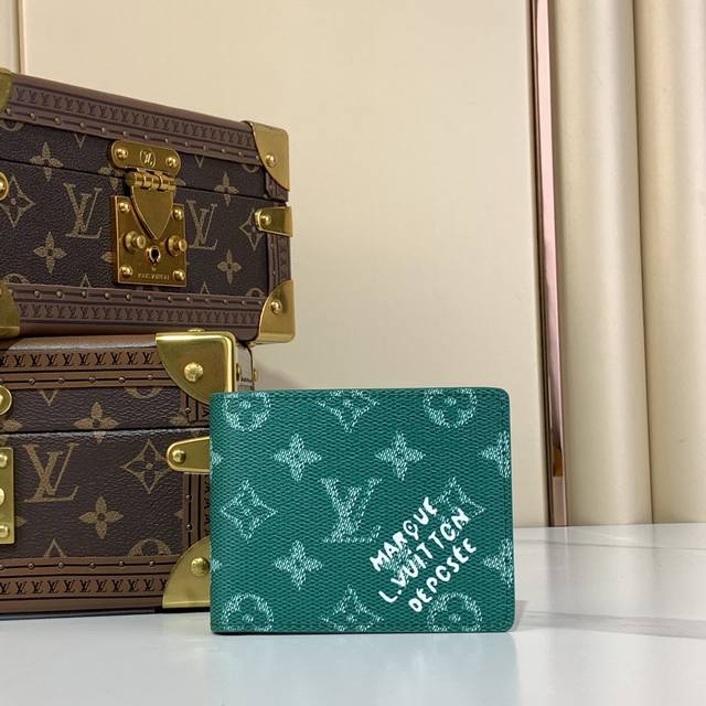 出厂价 Multiple 钱夹 M12657 绿花 丝印 本款 Multiple 钱夹以 Monogram Heritage 帆布释放摩登格调，细腻展现纵横纹理