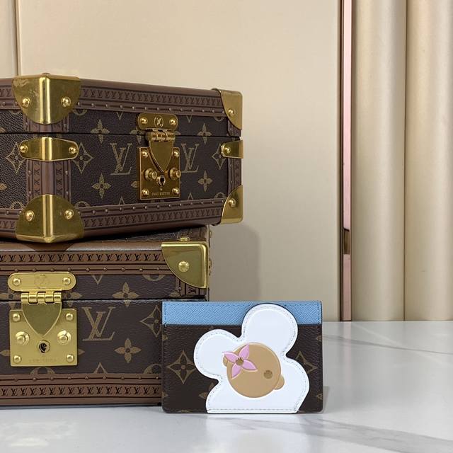 出厂价 Vivienne 卡夹 钱夹 M12213 老花 2024 圣诞 本款 Vivienne 卡夹为经典 Monogram帆布描绘品牌标志性吉祥物，搭配清爽