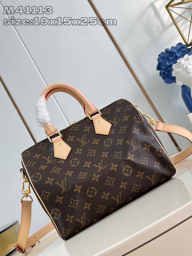 顶级原单 独家实拍 M41113老花 Speedy 系列手袋原为旅行者而设计，借由此名致敬 1930 年代蓬勃发展的捷运系统。此款 Speedy Bandoul