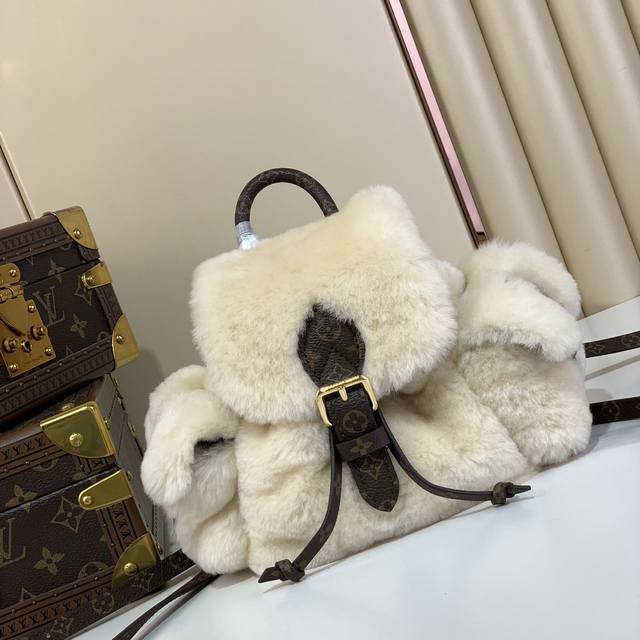 顶级原厂 Nano Teddy 双肩包 M11919 羊羔毛 Nano Teddy 双肩包出自 Lv Ski 系列,为舒软羊毛皮搭配 Monogram 帆布和耀 顶级原厂 Nano Teddy 双肩包 M11919 羊羔毛 Nano Teddy 双肩包出自 Lv Ski 系列,为舒软羊毛皮搭配 Monogram 帆布和耀