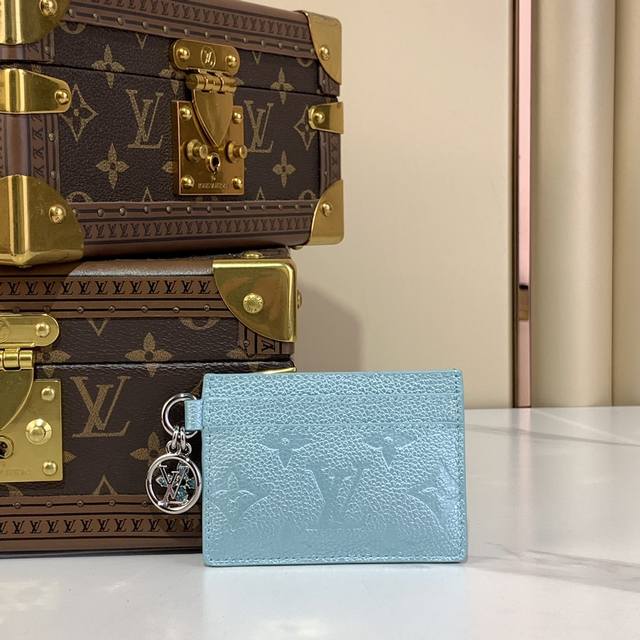 顶级原厂 Charms 口袋卡夹 钱夹 M12178 12180 珠光蓝 压花 这款lv Charms卡夹通过闪闪发光的效果升华，是假日季节的理想选择。来自lv