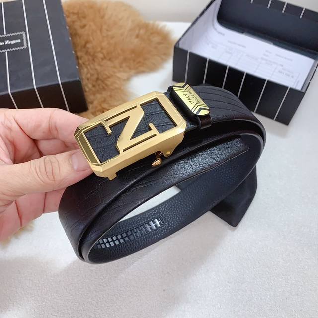 杰尼亚新款纯钢自动扣系列，宽度3.5Cm，配正版包装，精工无缝带工艺，五金精品打磨材质，高端品质原单小牛皮搭配荔枝纹，正版开模， 高清实拍大图 ，保质保量