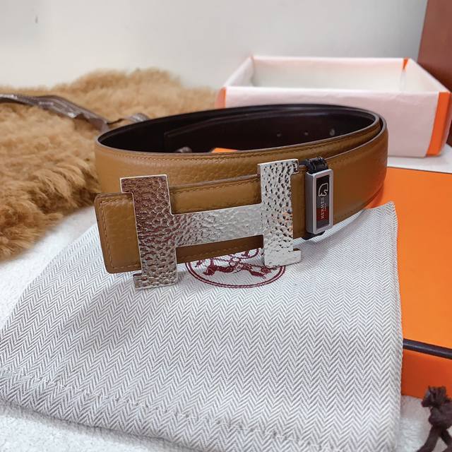 配正版包装,爱马仕正版同步精品h纯钢扣,版型高档时尚,双面原版皮带身,进口头层牛皮原厂皮质,双面可用,看工艺皮质即知,精细打磨五金扣件,好货上手即知, 制作工艺 配正版包装,爱马仕正版同步精品h纯钢扣,版型高档时尚,双面原版皮带身,进口头层牛皮原厂皮质,双面可用,看工艺皮质即知,精细打磨五金扣件,好货上手即知, 制作工艺