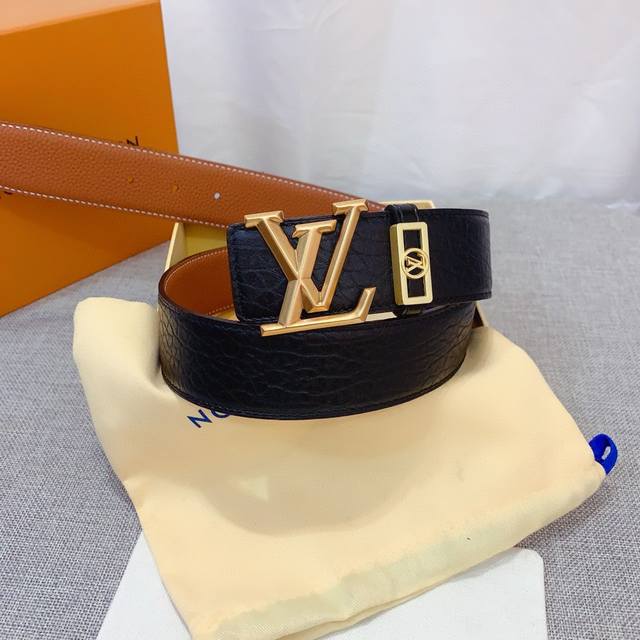 配正版包装，Lv路易威登正版同步精品扣，版型高档时尚，拼色双面原版皮带身，进口头层牛皮原厂皮质，双面可用，看工艺皮质即知，精细打磨五金扣件，好货上手即知， 制作