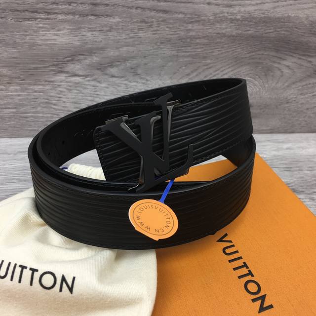 Lv 意大利进口头层水波纹牛皮配压花皮底,搭配真空电镀拼色叠层纯铜扣,官网新款,专柜有售,市场顶级品质,支持验货 配送全套专柜包装,宽度 4.0Cm Lv 意大利进口头层水波纹牛皮配压花皮底,搭配真空电镀拼色叠层纯铜扣,官网新款,专柜有售,市场顶级品质,支持验货 配送全套专柜包装,宽度 4.0Cm