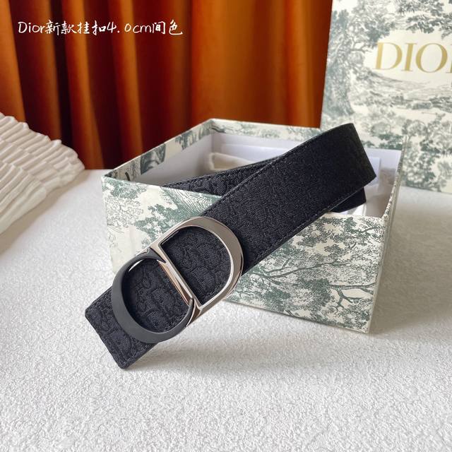 Dior -意大利进口专柜专用印花帆布配荔枝纹底,搭配真空电镀拼色纯铜扣,经典款式,专柜有售,市场顶级品质,支持验货 配送全套专柜包装,宽度 4.0Cm Dior -意大利进口专柜专用印花帆布配荔枝纹底,搭配真空电镀拼色纯铜扣,经典款式,专柜有售,市场顶级品质,支持验货 配送全套专柜包装,宽度 4.0Cm