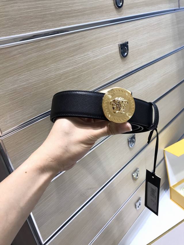 范思哲 -意大利进口头层十字纹牛皮配平纹底，搭配真空电镀亮面美人头纯铜扣，经典款式，专柜有售，市场顶级品质，支持验货 配送全套专柜包装，宽度 3.8Cm