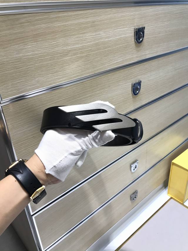 巴黎世家 -双面意大利进口头层小牛皮，搭配真空电镀仿古银扣，官网新款，专柜有售，市场顶级品质，支持验货 配送全套专柜包装，宽度 3.5Cm