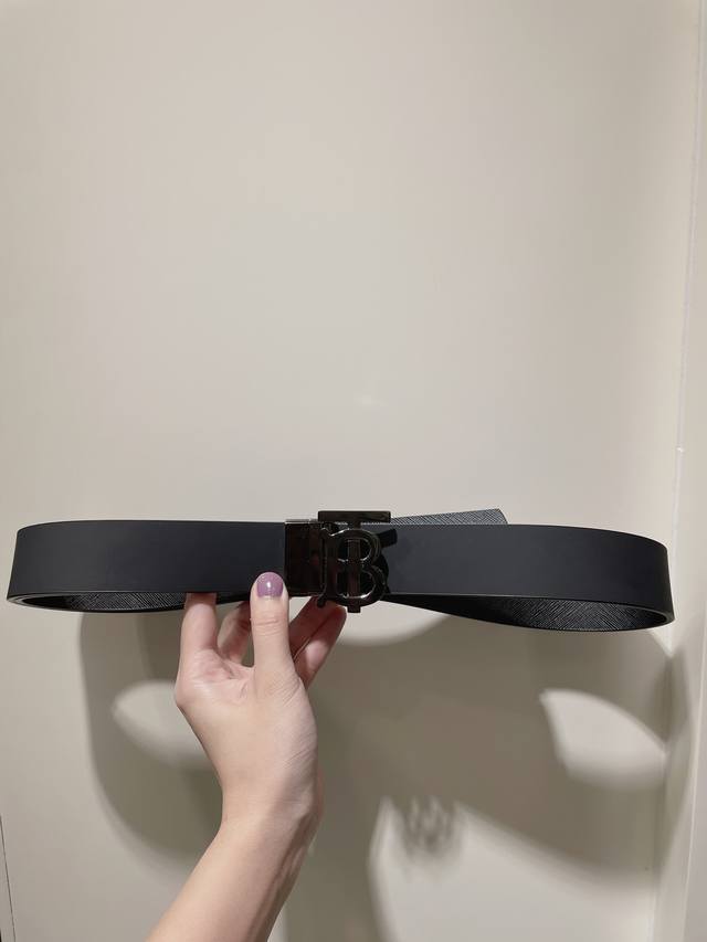 巴宝莉 -意大利进口头层小牛皮配十字纹底，搭配真空电镀亮面旋转纯铜扣，经典款式，专柜有售，市场顶级品质，支持验货 配送全套专柜包装，宽度 3.5Cm