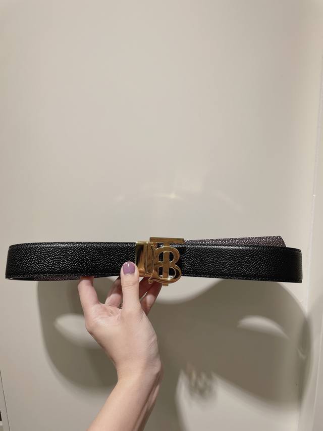 巴宝莉 -双面意大利进口头层球纹小牛皮，搭配真空电镀亮面旋转纯铜扣，经典款式，专柜有售，市场顶级品质，支持验货 配送全套专柜包装，宽度 3.5Cm