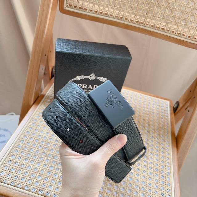 Prada -意大利进口头层十字纹牛皮配平纹底，搭配真空电镀喷砂纯铜扣，经典款式，专柜有售，市场顶级品质，支持验货 配送全套专柜包装，宽度 3.5Cm