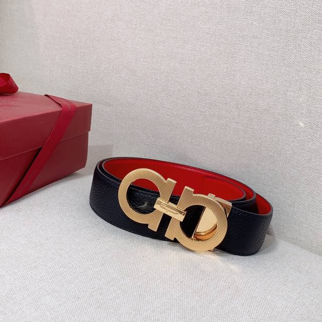 菲拉格慕 -意大利进口头层荔枝纹牛皮配平纹底，搭配真空电镀花纹纯铜扣，经典款式，专柜有售，市场顶级品质，支持验货 配送全套专柜包装，宽度 3.5Cm