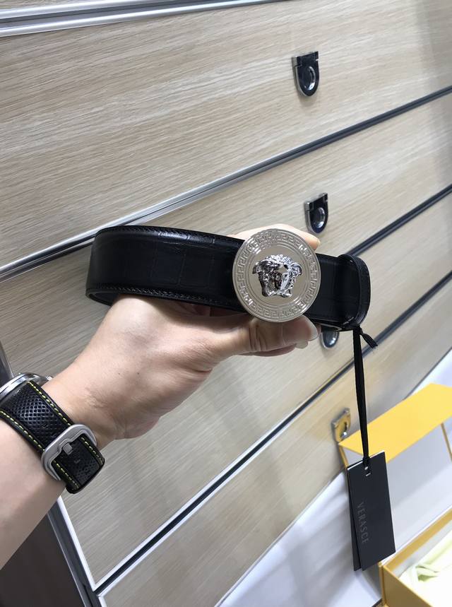 范思哲 -意大利进口头层鳄鱼纹牛皮配平纹底，搭配真空电镀亮面人头纯铜扣，经典款式，专柜有售，市场顶级品质，支持验货 配送全套专柜包装，宽度 3.8Cm