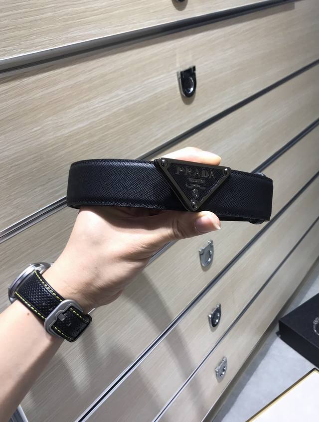 Prada -意大利进口头层十字纹牛皮配平纹底，搭配真空电镀贴皮纯铜扣，经典款式，专柜有售，市场顶级品质，支持验货 配送全套专柜包装，宽度 3.5Cm