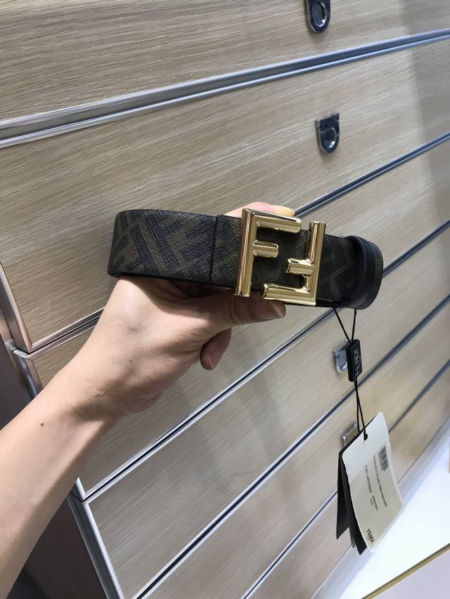 Fendi -意大利进口专柜专用印花帆布配头层皮底,搭配真空电镀亮面纯铜扣,经典款式,专柜有售,市场顶级品质,支持验货 配送全套专柜包装,宽度 3.5Cm Fendi -意大利进口专柜专用印花帆布配头层皮底,搭配真空电镀亮面纯铜扣,经典款式,专柜有售,市场顶级品质,支持验货 配送全套专柜包装,宽度 3.5Cm