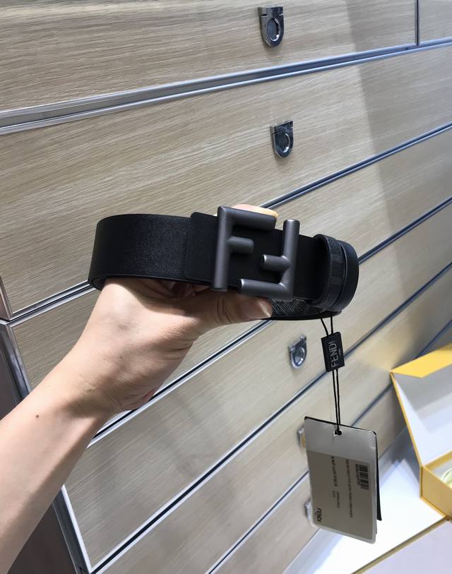 Fendi -意大利进口专柜专用印花帆布配头层皮底，搭配真空电镀喷砂纯铜扣，经典款式，专柜有售，市场顶级品质，支持验货 配送全套专柜包装，宽度 3.5Cm