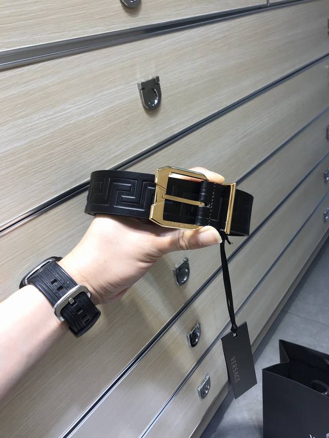 范思哲 -意大利进口头层压花小牛皮配平纹底，搭配真空电镀亮面纯铜针扣，官网新款，专柜有售，市场顶级品质，支持验货 配送全套专柜包装，宽度 3.8Cm