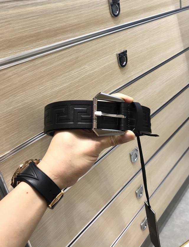 范思哲 -意大利进口头层压花小牛皮配平纹底，搭配真空电镀亮面纯铜针扣，官网新款，专柜有售，市场顶级品质，支持验货 配送全套专柜包装，宽度 3.8Cm