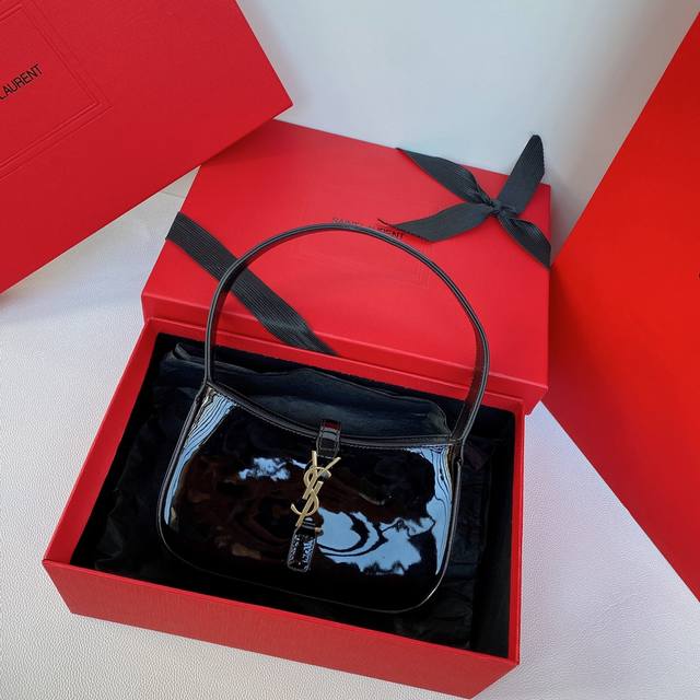 原厂皮版本 Y家爆火腋下包打铁趁热出小迷你尺寸啦！虽说这款包设计倒不是一眼夺人眼球的包品，但是真的是属于越看越耐看越上头的简约单品。难怪专柜会持续更新颜色跟尺寸