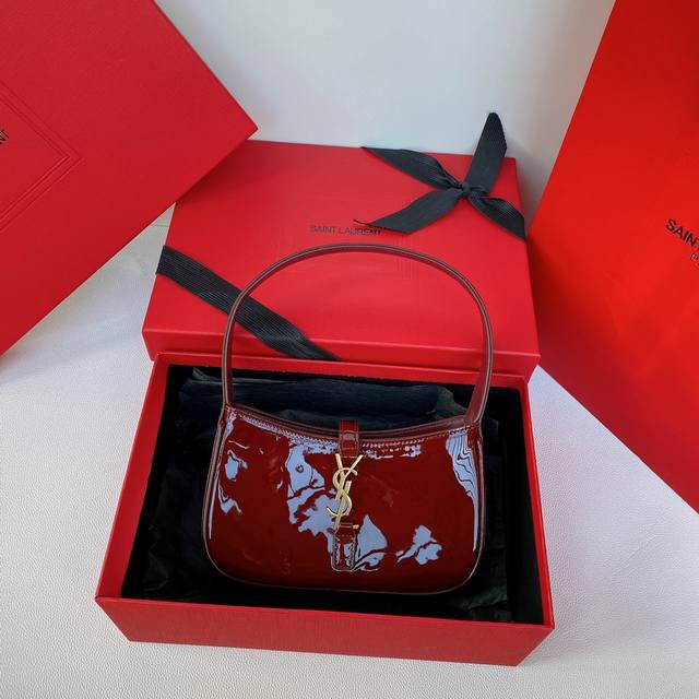 原厂皮版本 Y家爆火腋下包打铁趁热出小迷你尺寸啦！虽说这款包设计倒不是一眼夺人眼球的包品，但是真的是属于越看越耐看越上头的简约单品。难怪专柜会持续更新颜色跟尺寸