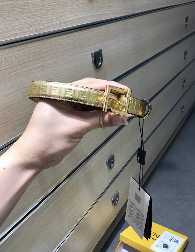 Fendi -意大利进口头层压花小牛皮配磨砂底,搭配真空电镀亮面纯铜扣,经典款式,专柜有售,市场顶级品质,支持验货 配送全套专柜包装,宽度 2.0Cm Fendi -意大利进口头层压花小牛皮配磨砂底,搭配真空电镀亮面纯铜扣,经典款式,专柜有售,市场顶级品质,支持验货 配送全套专柜包装,宽度 2.0Cm