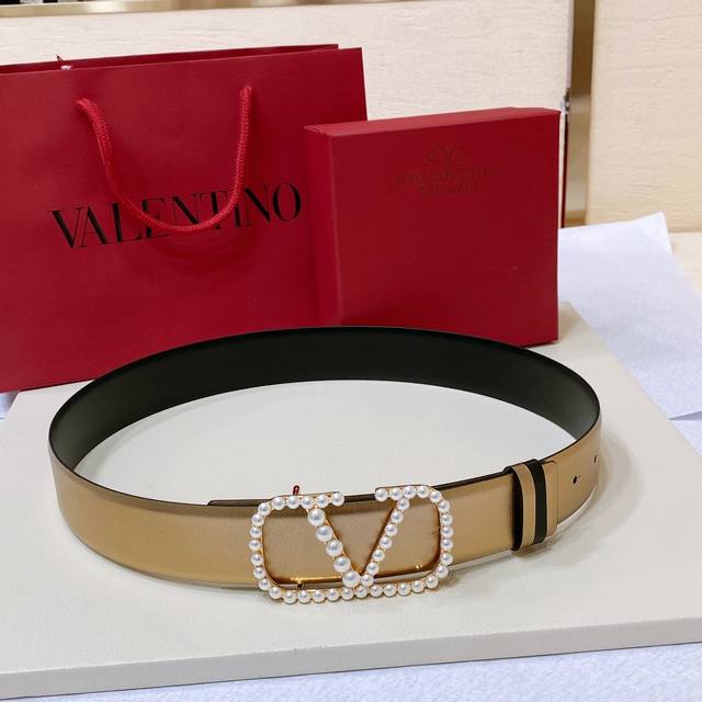 华伦天奴 -双面意大利进口头层小牛皮，搭配真空电镀镶嵌珍珠纯铜扣，官网新款，专柜有售，市场顶级品质，支持验货 配送全套专柜包装，宽度 4.0Cm