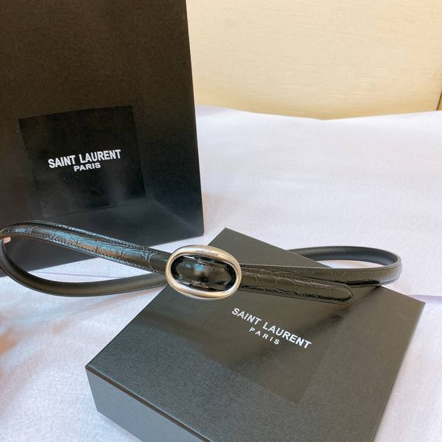 圣罗兰 -意大利进口头层鳄鱼纹牛皮配平纹底，搭配真空电镀仿古银针扣，官网新款，专柜有售，市场顶级品质，支持验货 配送全套专柜包装，宽度 1.5Cm