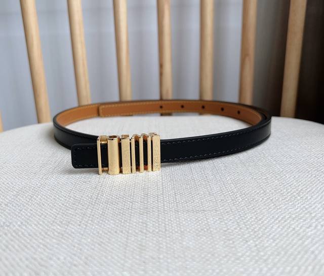 罗意威 双面意大利进口头层小牛皮,搭配真空电镀亮面字母纯铜扣,官网新款,专柜有售,市场顶级品质,支持验货 配送全套专柜包装,宽度 1.5Cm 罗意威 双面意大利进口头层小牛皮,搭配真空电镀亮面字母纯铜扣,官网新款,专柜有售,市场顶级品质,支持验货 配送全套专柜包装,宽度 1.5Cm