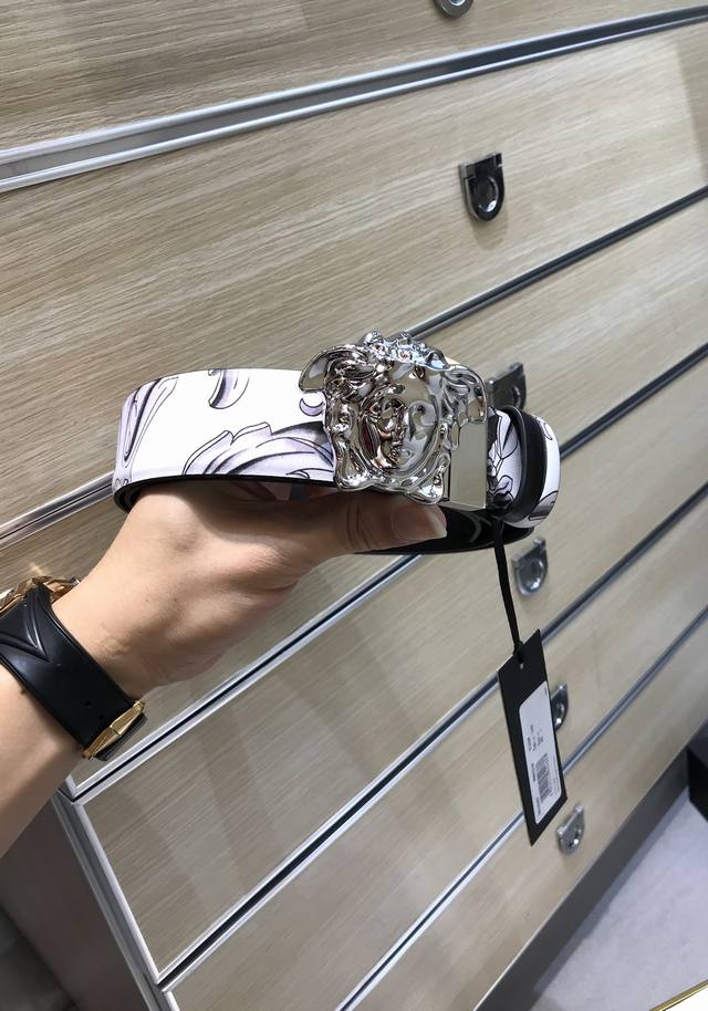 范思哲 -意大利进口头层印花小牛皮配平纹底，搭配真空电镀亮面旋转纯铜扣，官网新款，专柜有售，市场顶级品质，支持验货 配送全套专柜包装，宽度 3.9Cm