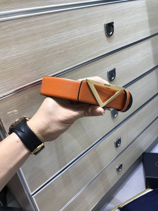 Prada -双面意大利进口头层十字纹牛皮，搭配真空电镀亮面镂空纯铜扣，官网新款，专柜有售，市场顶级品质，支持验货 配送全套专柜包装，宽度 3.5Cm