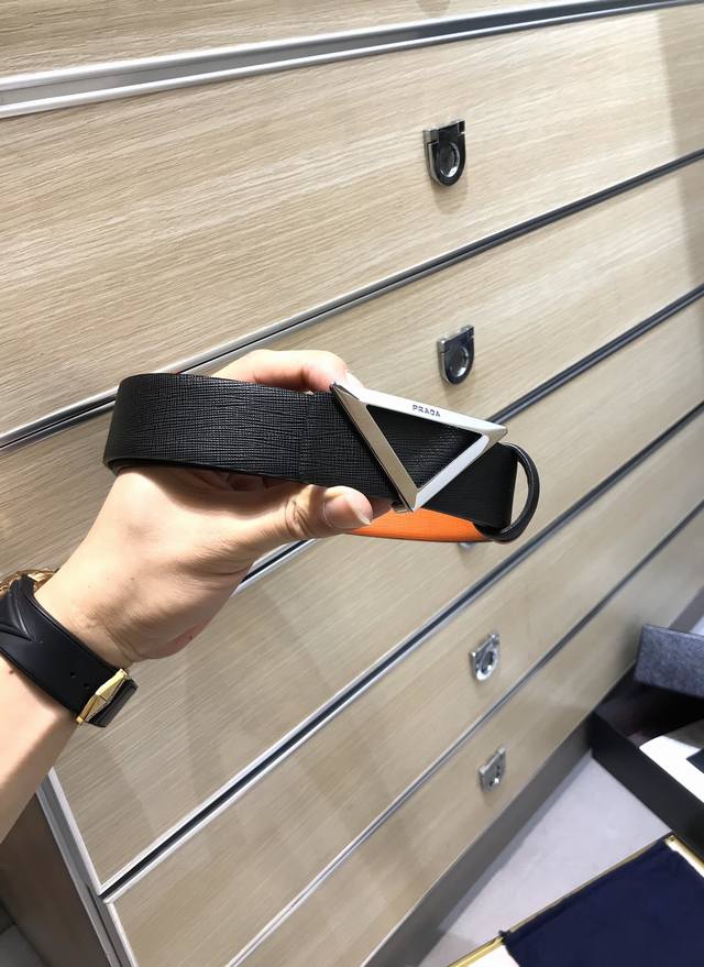 Prada -双面意大利进口头层十字纹牛皮，搭配真空电镀亮面镂空纯铜扣，官网新款，专柜有售，市场顶级品质，支持验货 配送全套专柜包装，宽度 3.5Cm