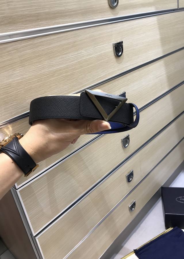 Prada -双面意大利进口头层十字纹牛皮，搭配真空电镀亮面镂空纯铜扣，官网新款，专柜有售，市场顶级品质，支持验货 配送全套专柜包装，宽度 3.5Cm