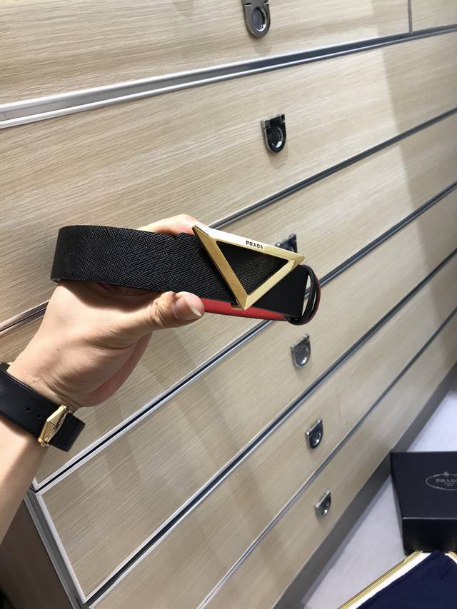 Prada -双面意大利进口头层十字纹牛皮，搭配真空电镀亮面镂空纯铜扣，官网新款，专柜有售，市场顶级品质，支持验货 配送全套专柜包装，宽度 3.5Cm