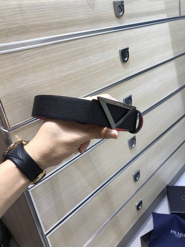 Prada -双面意大利进口头层十字纹牛皮，搭配真空电镀亮面镂空纯铜扣，官网新款，专柜有售，市场顶级品质，支持验货 配送全套专柜包装，宽度 3.5Cm