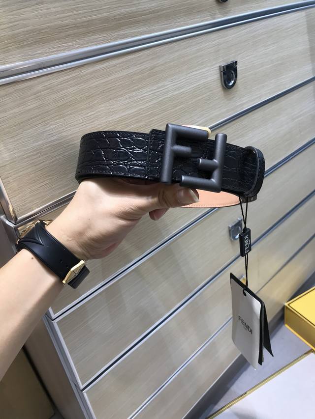Fendi -意大利进口头层鳄鱼纹牛皮配磨砂底，搭配真空电镀烤漆纯铜扣，经典款式，专柜有售，市场顶级品质，支持验货 配送全套专柜包装，宽度 3.8Cm