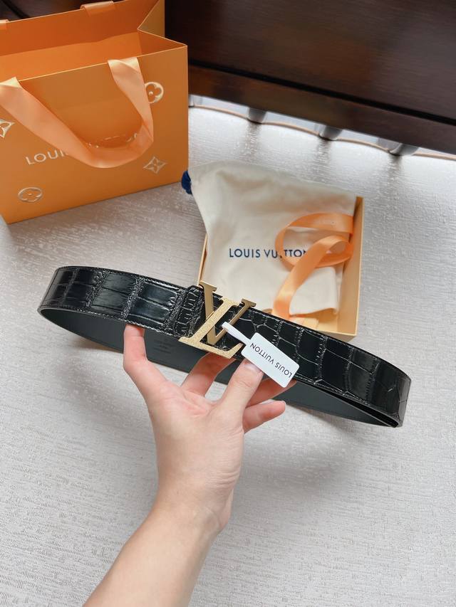 Lv -意大利进口头层鳄鱼纹牛皮配平纹底，搭配真空电镀拼色纯铜扣，经典款式，专柜有售，市场顶级品质，支持验货 配送全套专柜包装，宽度 4.0Cm