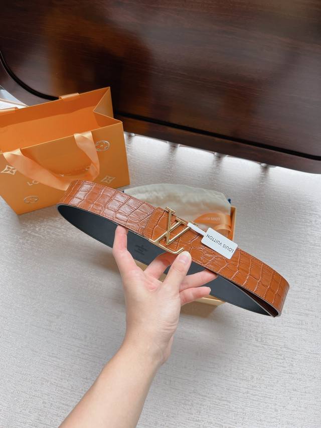 Lv -意大利进口头层鳄鱼纹牛皮配平纹底，搭配真空电镀亮面纯铜扣，经典款式，专柜有售，市场顶级品质，支持验货 配送全套专柜包装，宽度 4.0Cm