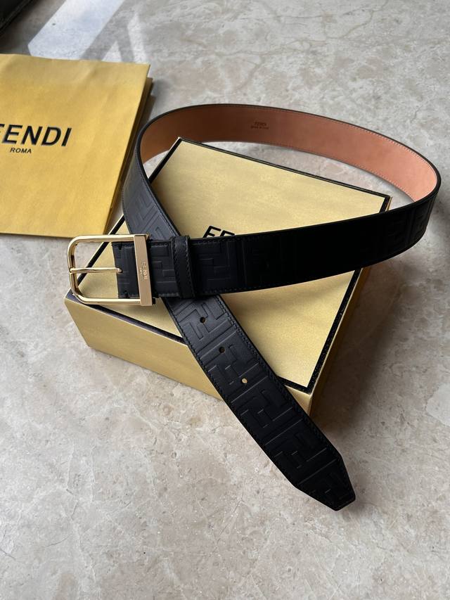 Fendi -意大利进口头层压花小牛皮配磨砂底，搭配真空电镀亮面纯铜针扣，经典款式，专柜有售，市场顶级品质，支持验货 配送全套专柜包装，宽度 4.0Cm