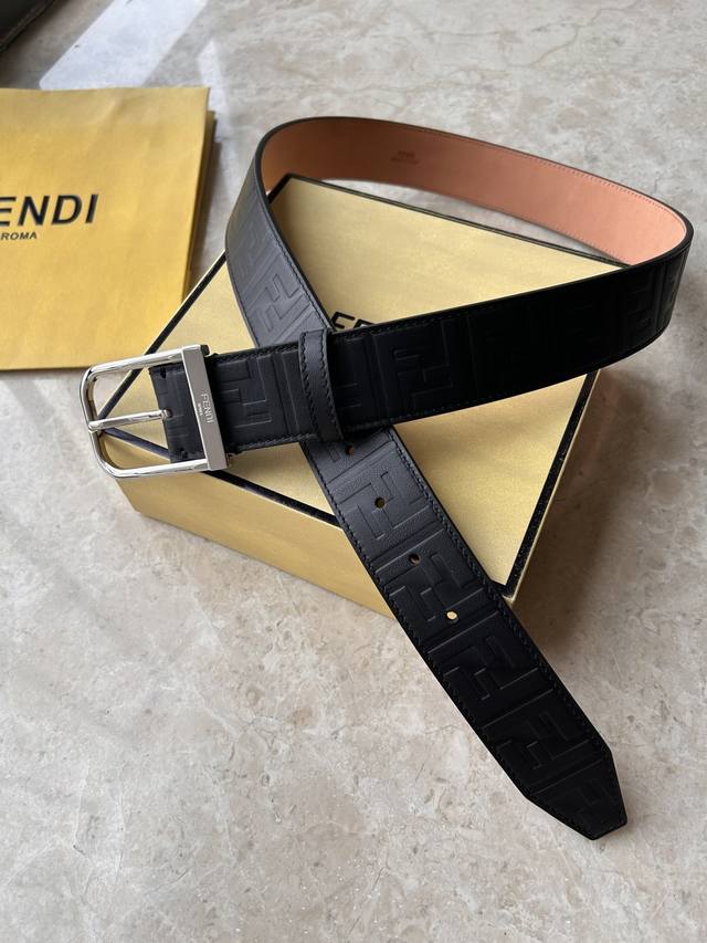 Fendi -意大利进口头层压花小牛皮配磨砂底，搭配真空电镀亮面纯铜针扣，经典款式，专柜有售，市场顶级品质，支持验货 配送全套专柜包装，宽度 4.0Cm