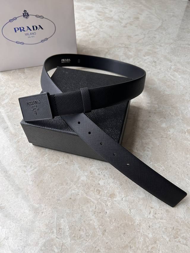 Prada -意大利进口头层十字纹牛皮配平纹底，搭配真空电镀贴皮纯铜扣，官网新款，专柜有售，市场顶级品质，支持验货 配送全套专柜包装，宽度 3.5Cm