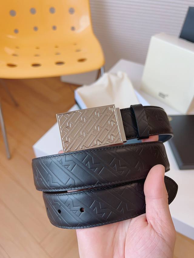 万宝龙 -意大利进口头层压花小牛皮配平纹底，搭配真空电镀花纹纯铜扣，经典款式，专柜有售，市场顶级品质，支持验货 配送全套专柜包装，宽度 3.5Cm