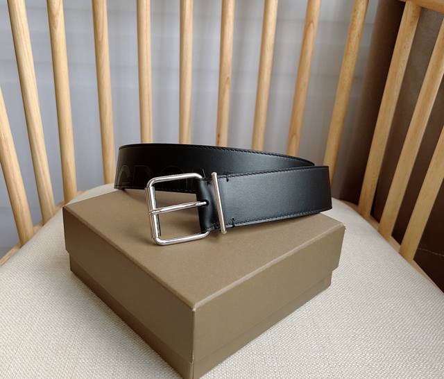 巴宝莉 -意大利进口头层印花小牛皮配平纹底，搭配真空电镀亮面纯铜针扣，官网新款，专柜有售，市场顶级品质，支持验货 配送全套专柜包装，宽度 4.0Cm