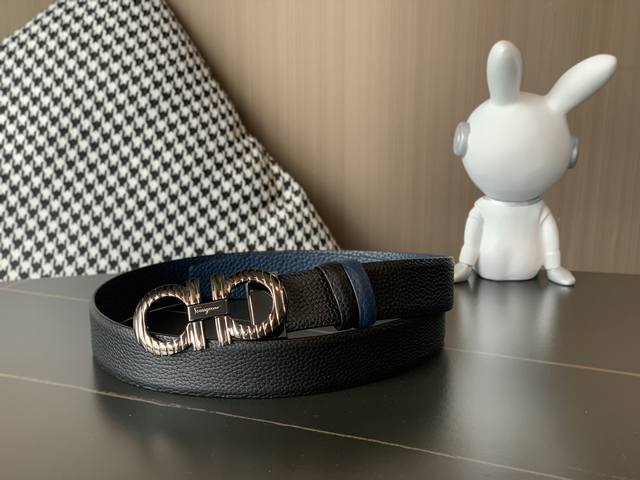 菲拉格慕 -双面意大利进口头层荔枝纹牛皮，搭配真空电镀亮面花纹纯铜扣，经典款式，专柜有售，市场顶级品质，支持验货 配送全套专柜包装，宽度 3.5Cm